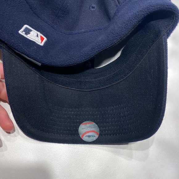 New York Yankees (Slightly Curved Bill) 2009 On-Field Cap with Ear Warmers - Picture 6 of 6